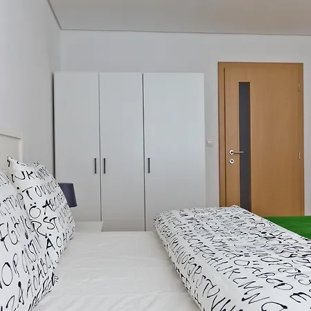 Zoerentals Zlatovska Apartment